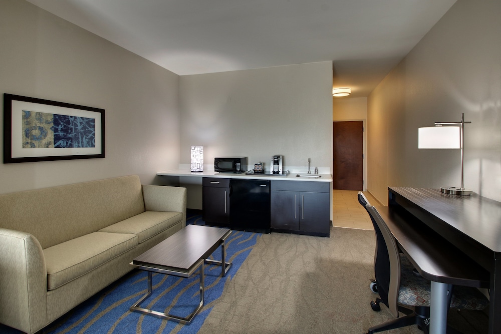 Holiday Inn Express Suites Lancaster East Strasburg 35/52