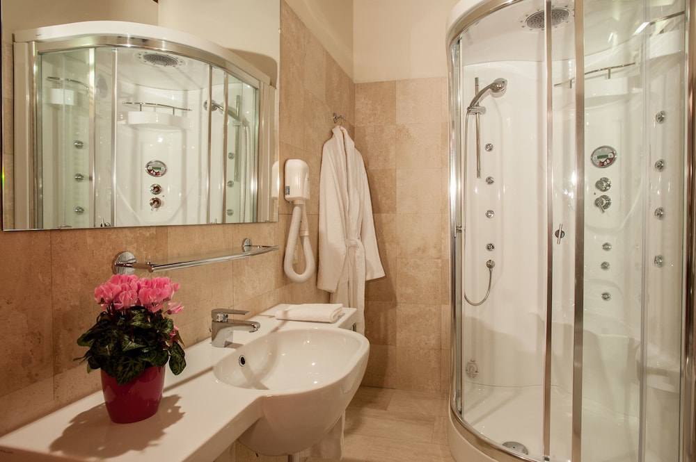 Duplex, Suite, Jetted Tub, Hotel Flora 3/4