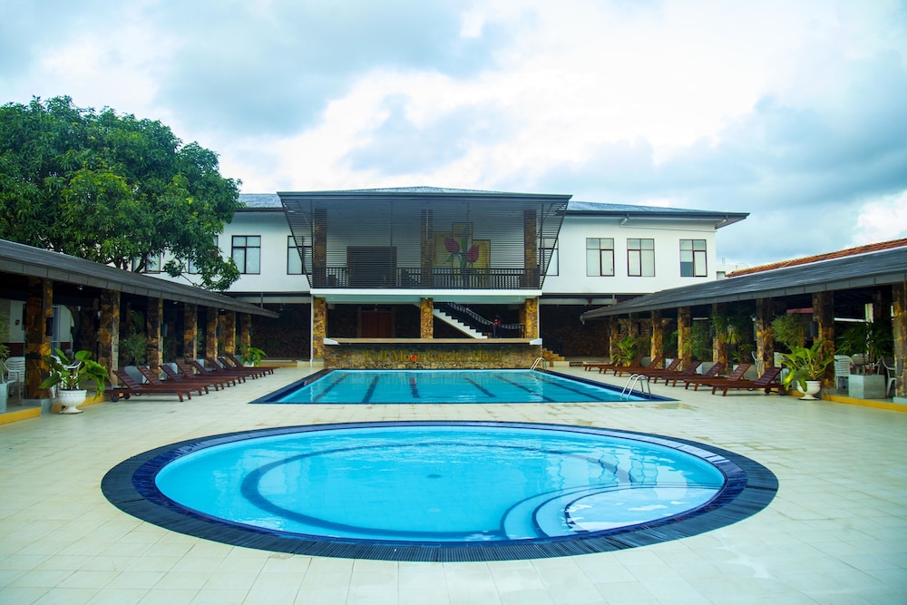 Full Moon Garden Hotel 39/41