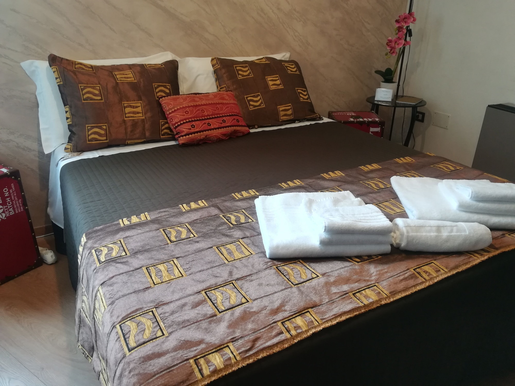 Royal, 1 Queen and 1 Single Bed, External Bathroom