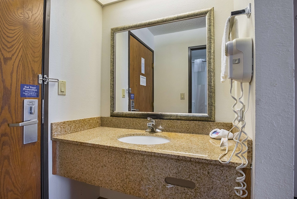 Motel6 Waterloo, IA - Crossroads Mall - Cedar Falls 47/49