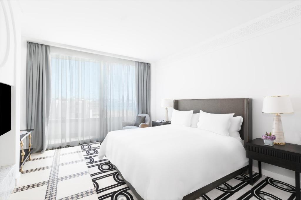 Fairmont Gold, King Bed, with View, Balcony