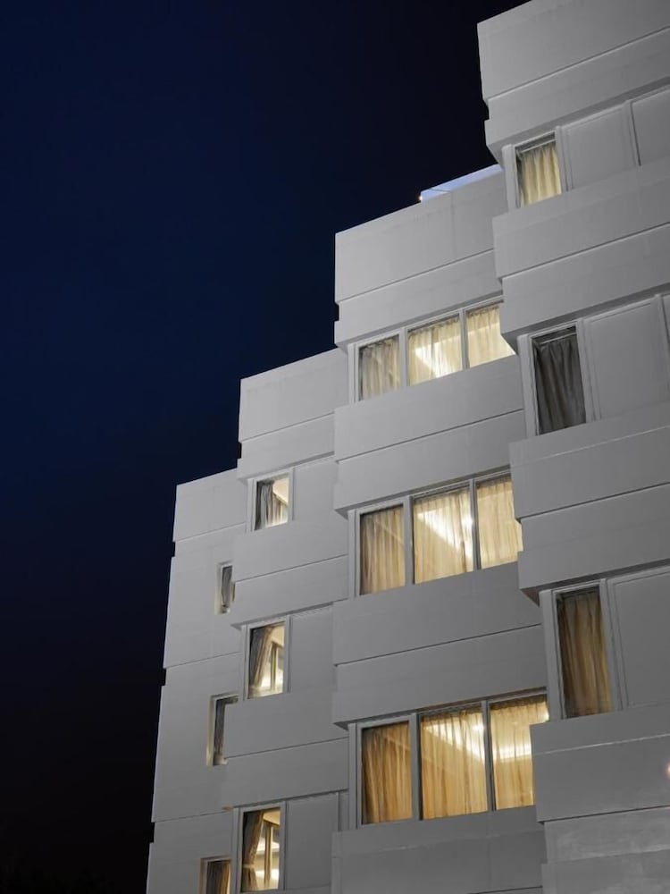 West Hotel 2/55