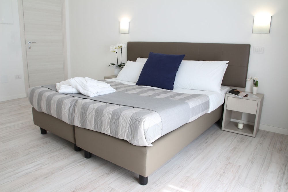FAMILY, MULTIPLE BEDS