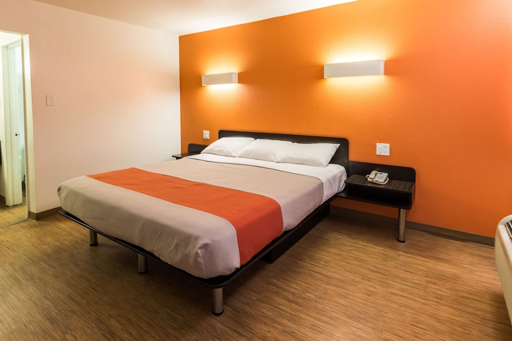 غرفة قياسية بسرير كينج لذوي الإعاقة، Motel6 Stephenville, TX 3/5