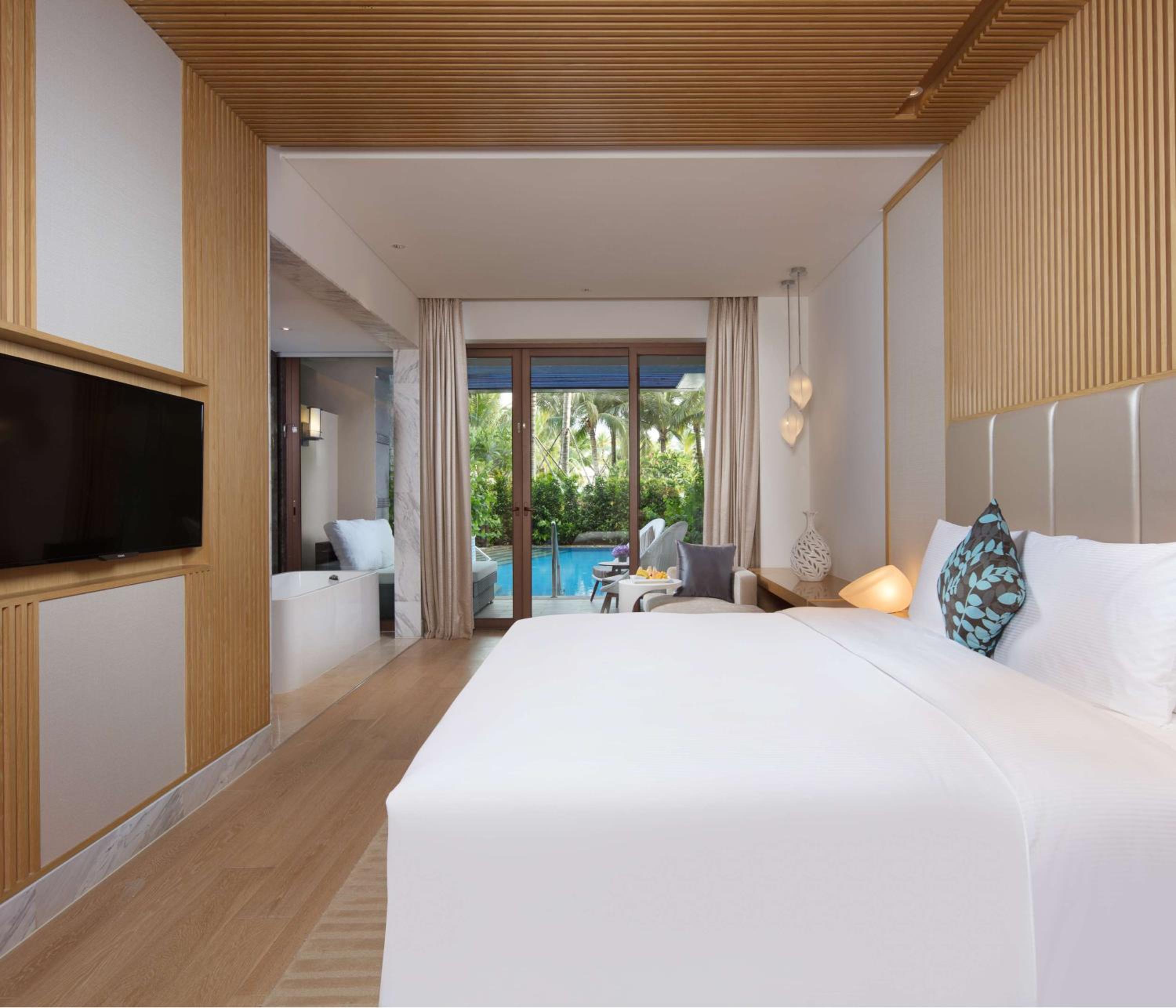 PREMIUM, KING BED, WITH POOL
