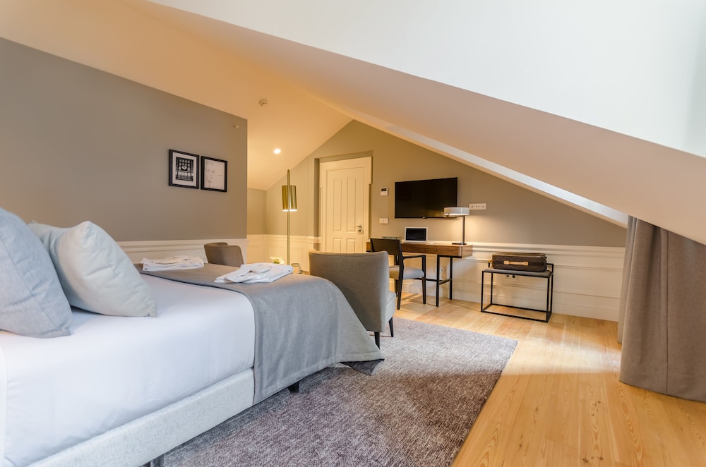 PREMIUM, DOUBLE OR TWIN BED, CITY VIEW