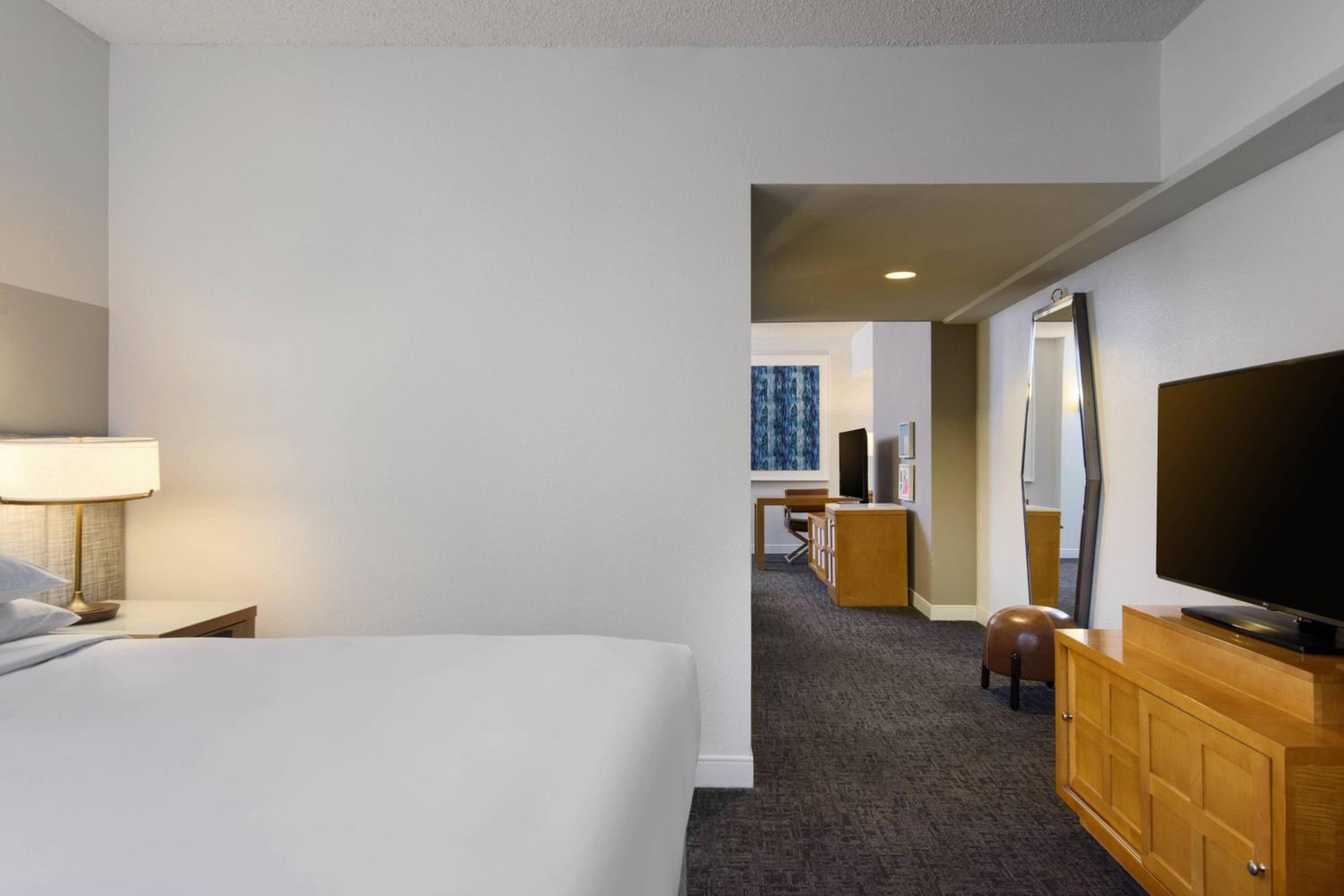 Junior Suite, King Bed, Mountain View