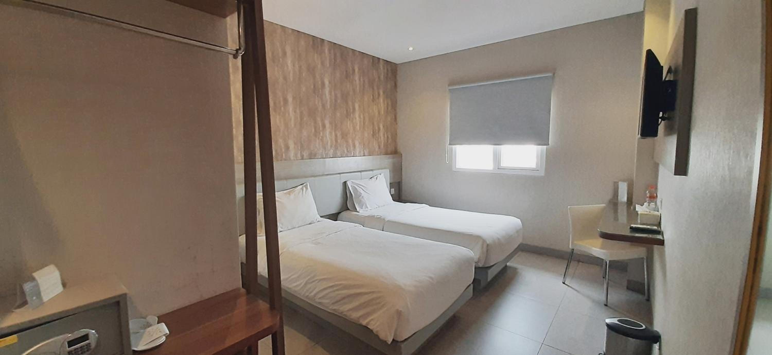 Lynn Hotel Serang 23/43