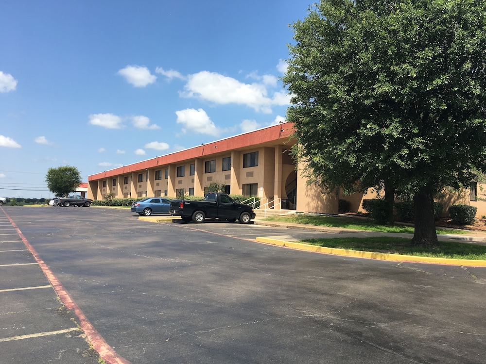 Days Inn By Wyndham Sherman 1/54