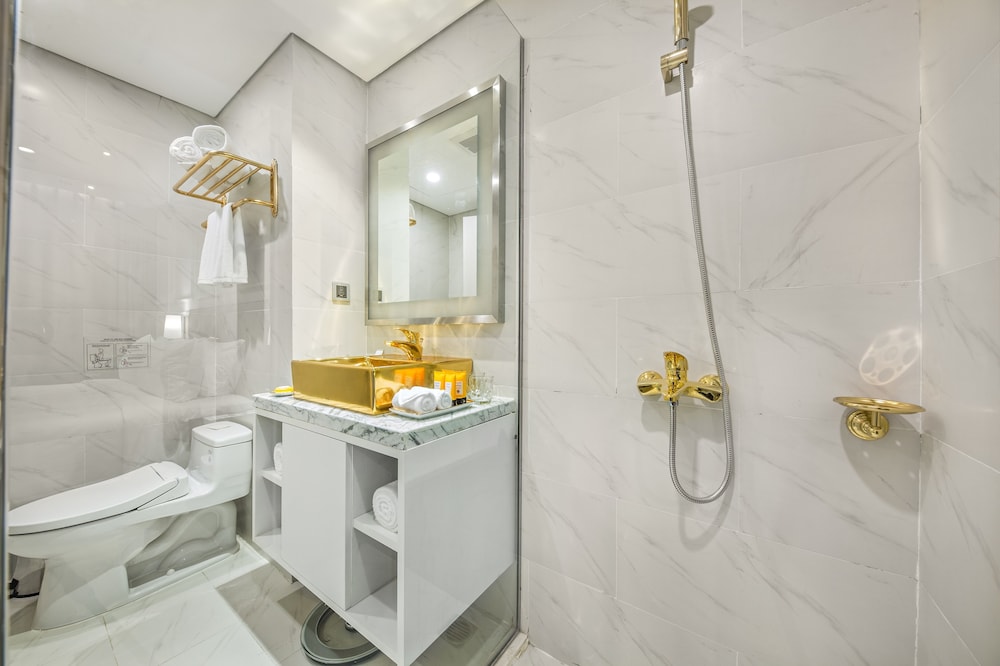 غرفة سوبيريور بسرير كينج بإطلالة على المدينة بشرفة، Wyndham Danang Golden Bay 7/7