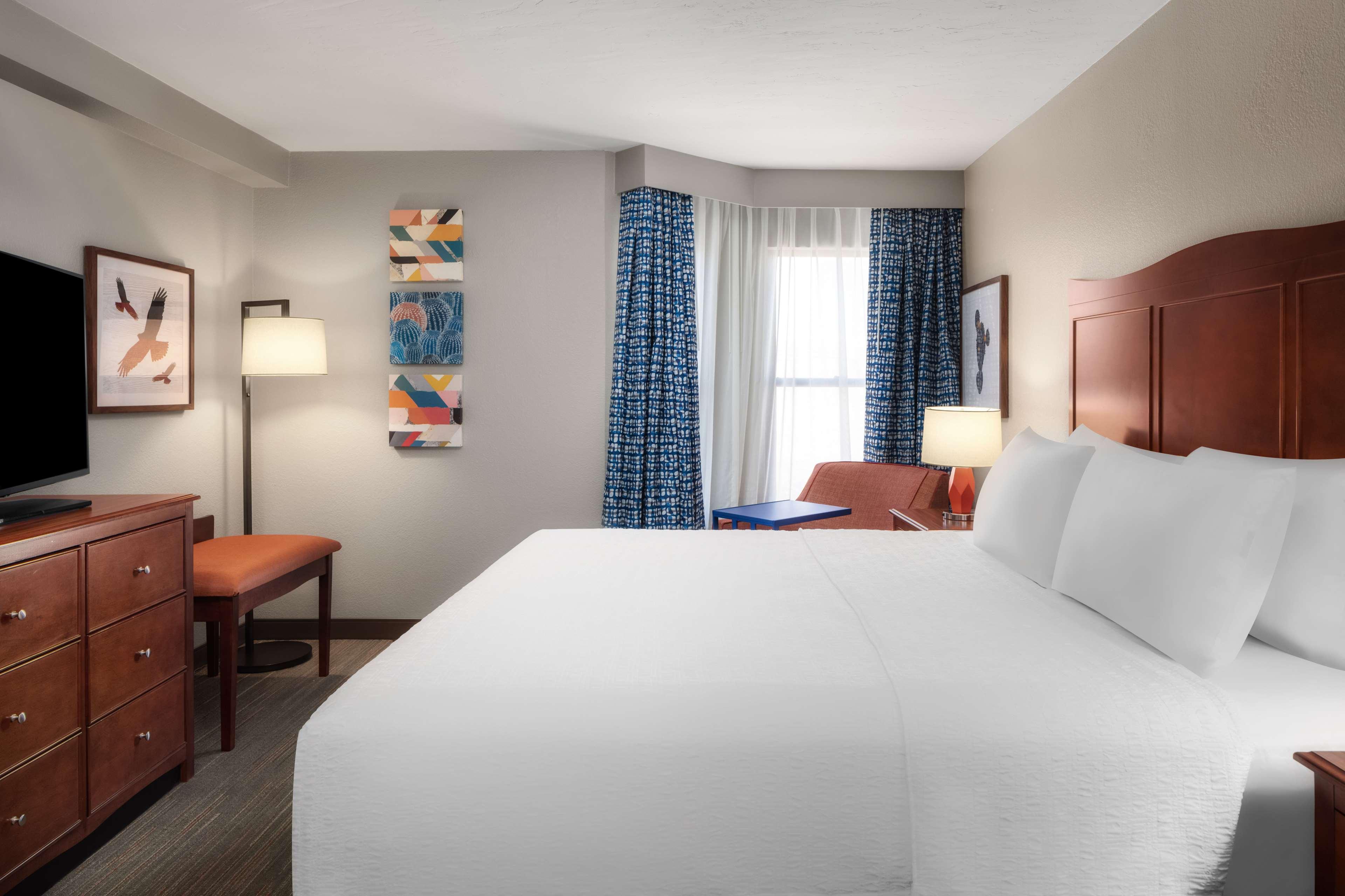 1 BEDROOM, SUITE, KING BED, POOL VIEW, KITCHEN