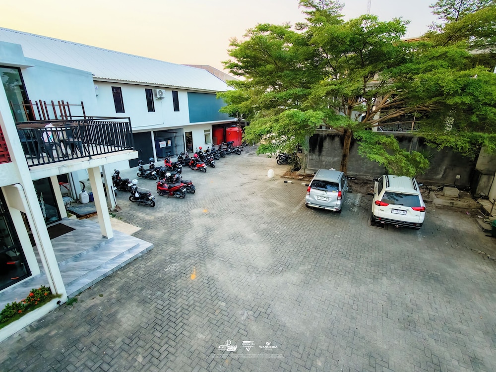 Front One Hotel Purwodadi 64/72