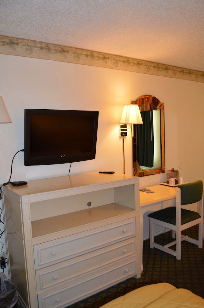 Town House Motel 8/45