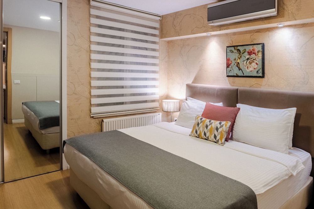 FAMILY, QUEEN BED, SOFA