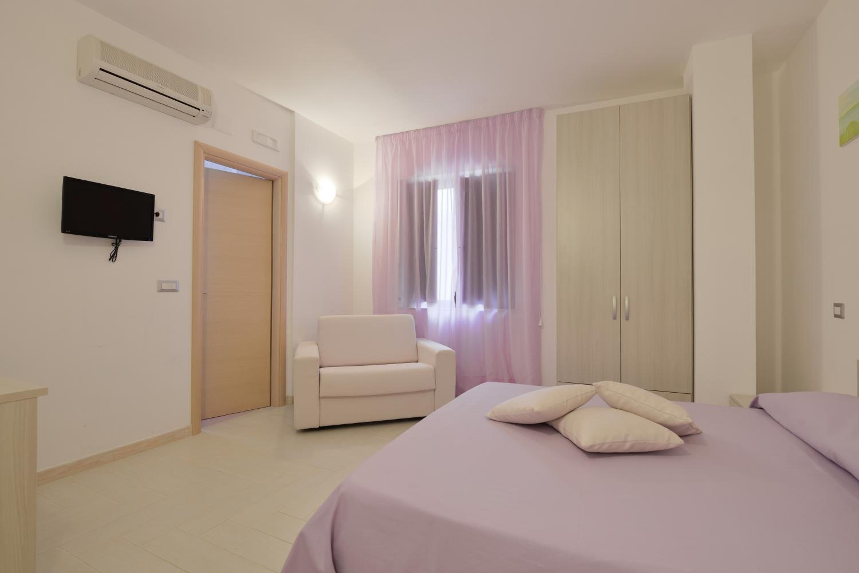غرفة ثلاثية، Hotel La Marina 3/5