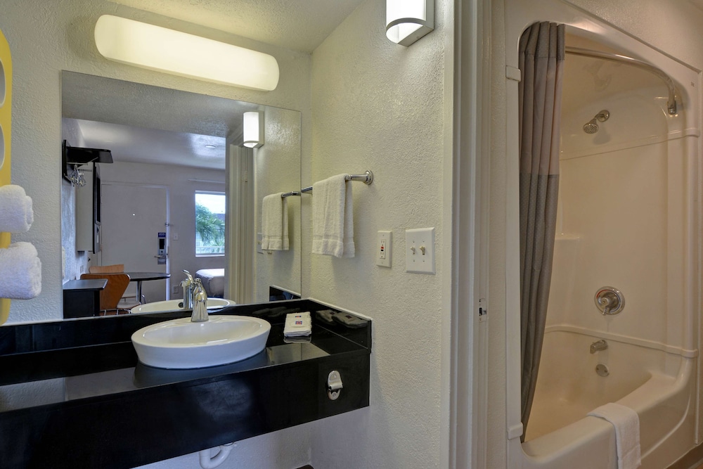 Motel6 Dania Beach, FL 54/59