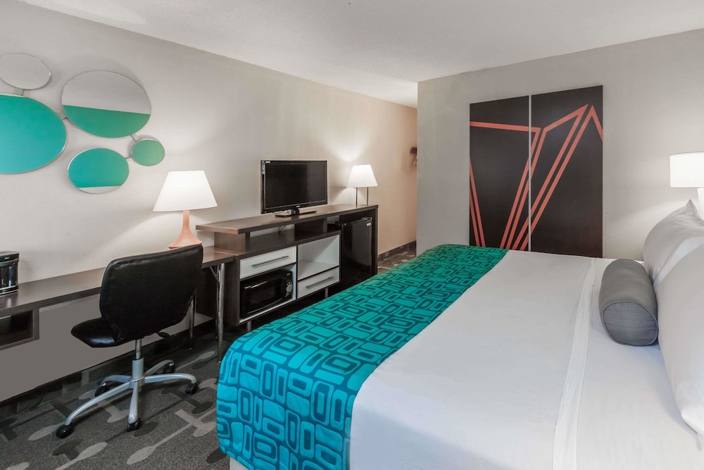 Howard Johnson By Wyndham Romulus Detroit Metro Airport 10/24