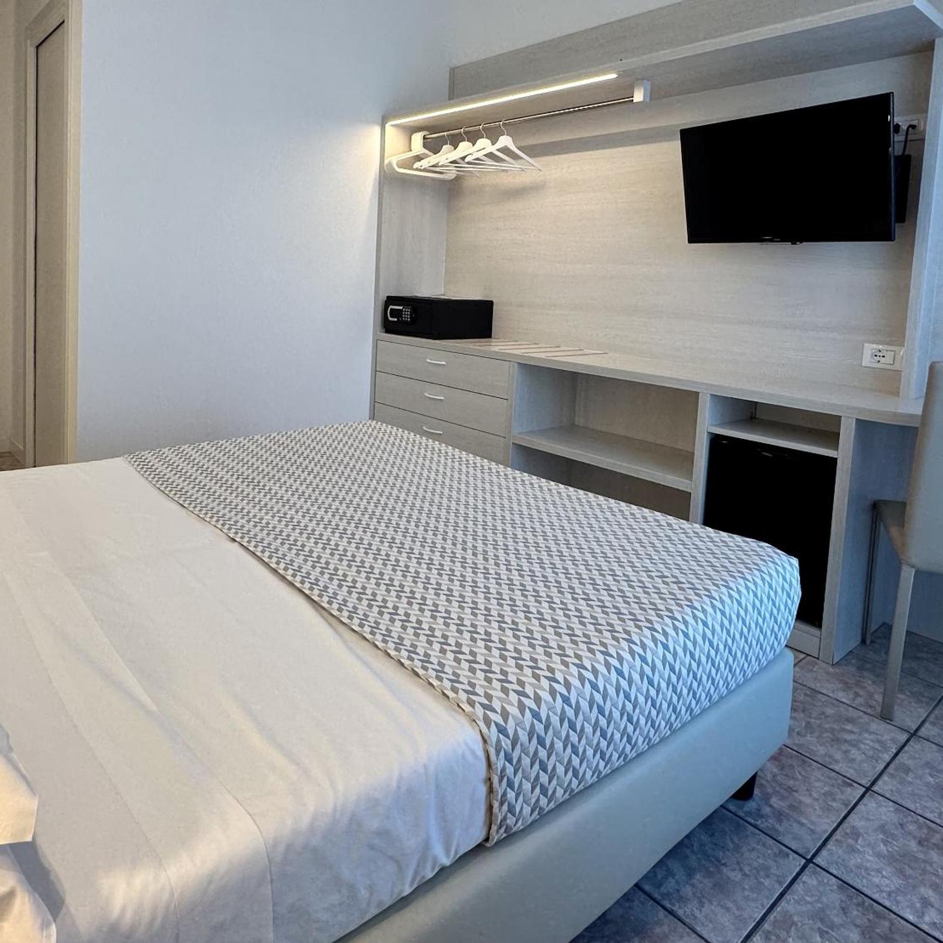 Classic, Double or Twin Bed, Side Sea View, Balcony