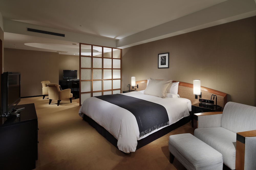 Semi Room, Suite, King Bed, Club Lounge Access
