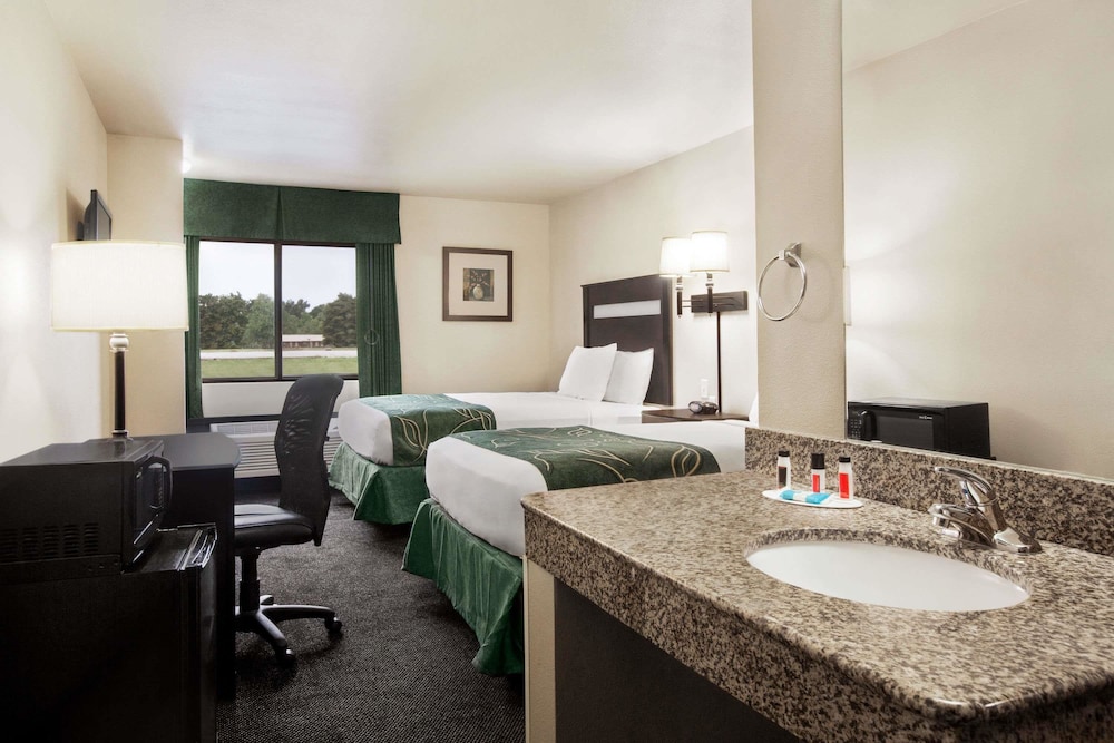 غرفة بسريرين مزدوجين لذوي الإعاقة، Travelodge By Wyndham Livonia 3/3