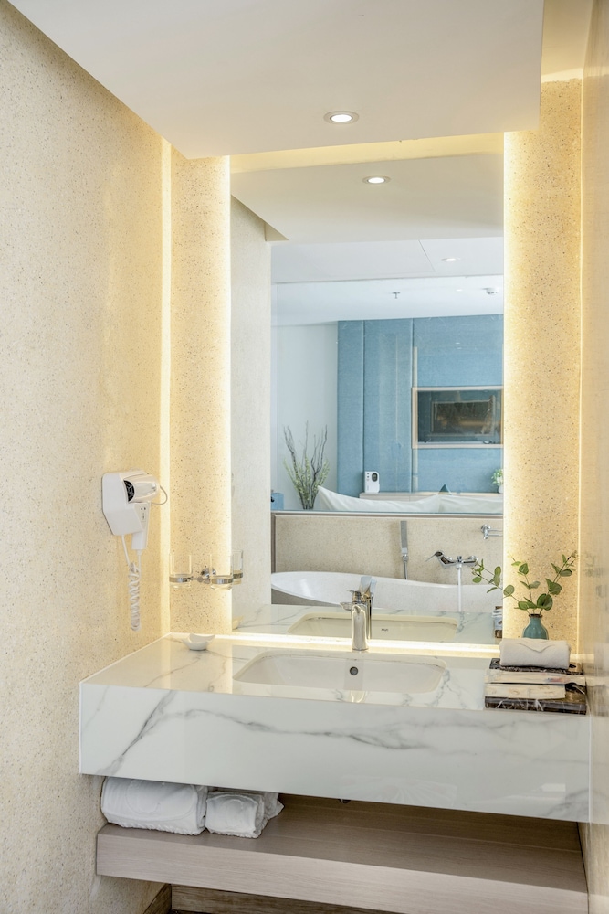 Premium, Deluxe, Double Bed, Partial Ocean View, No Balcony، Cicilia Hotels & Spa Danang 3/4