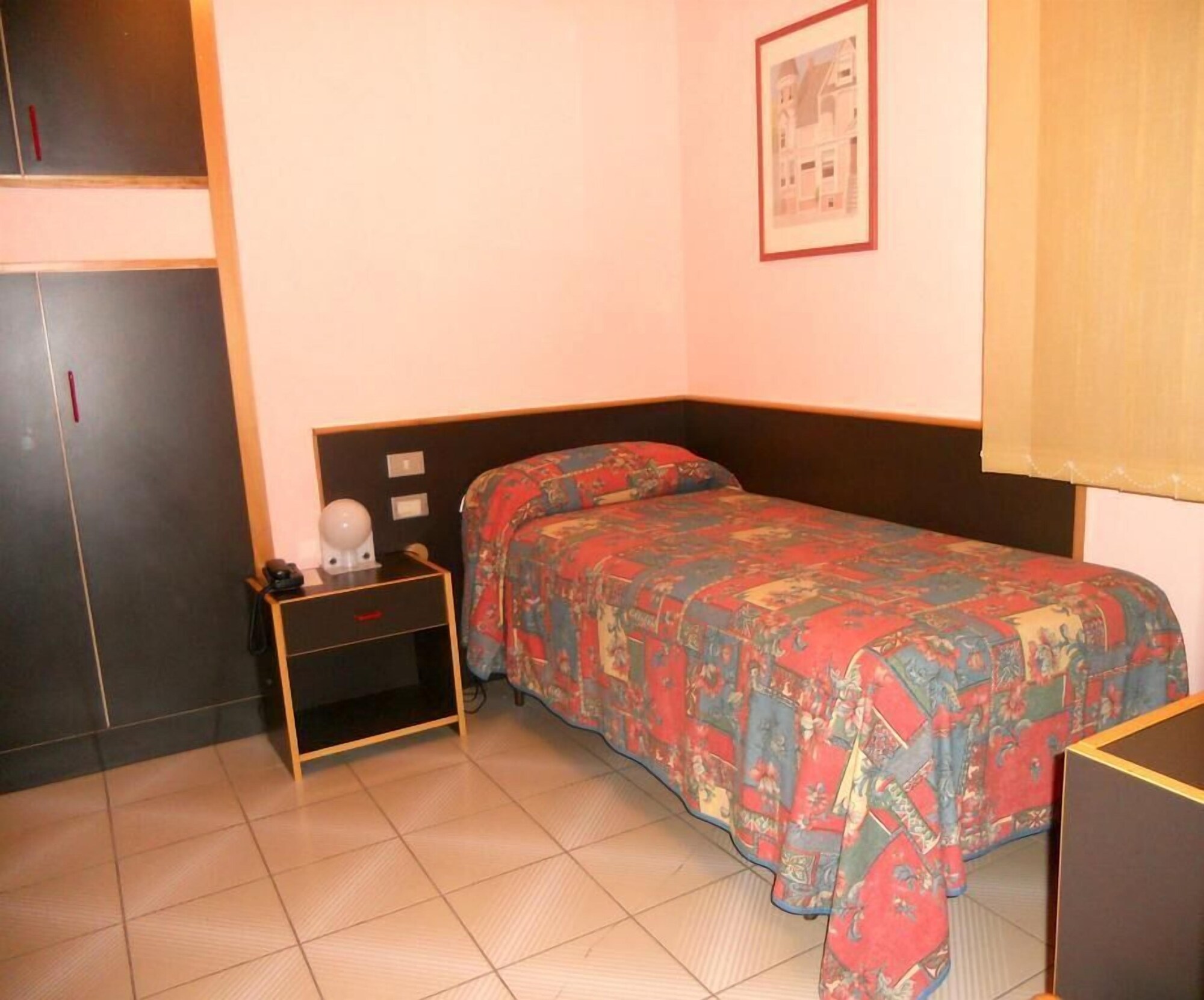 ROOM, SINGLE