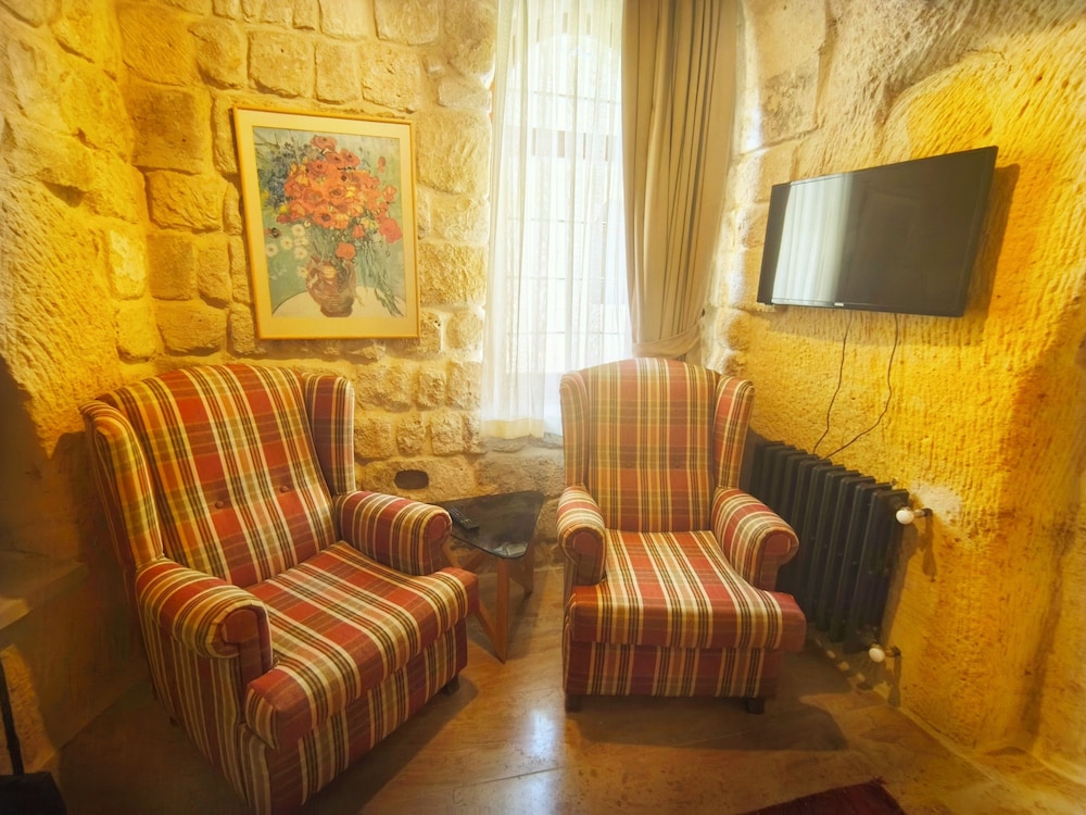 Acropolis Cave Suites 33/50