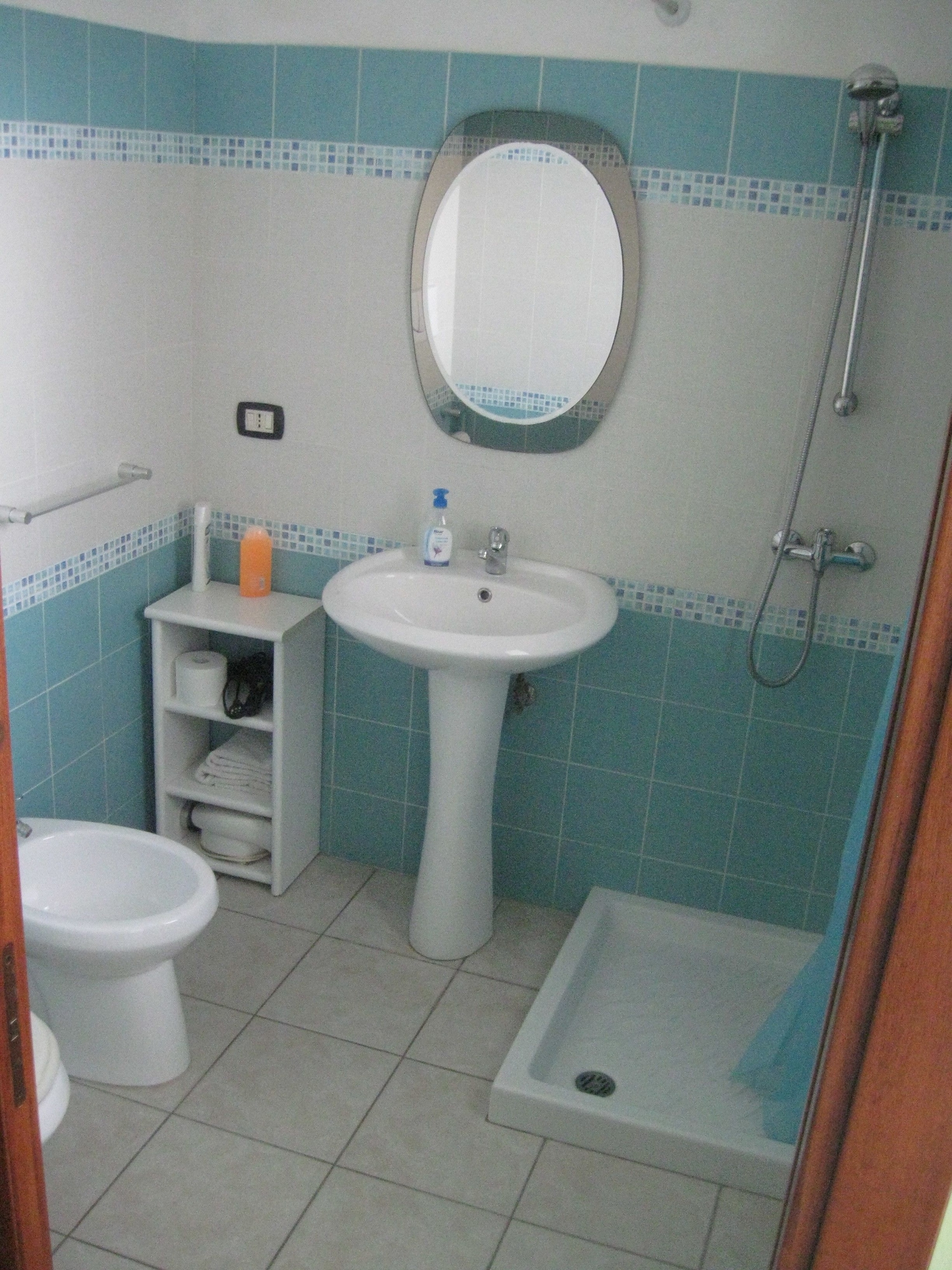ROOM, DOUBLE OR TWIN BED