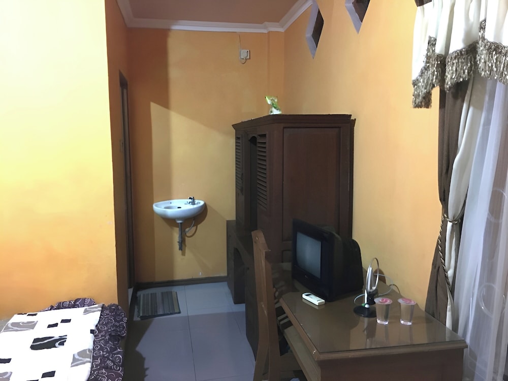Hotel Alami near Alun-Alun Klaten 27/40