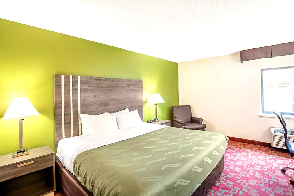 Norwood Inn & Suites Milwaukee 18/43