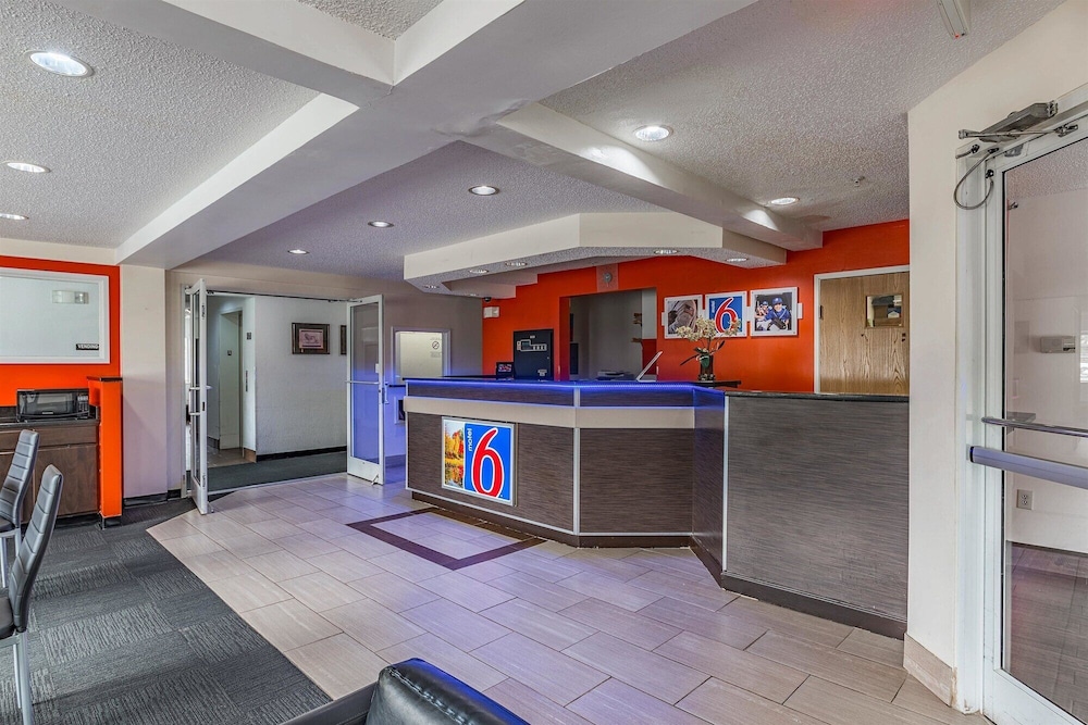 Motel6 Charlotte, NC - University 8/45
