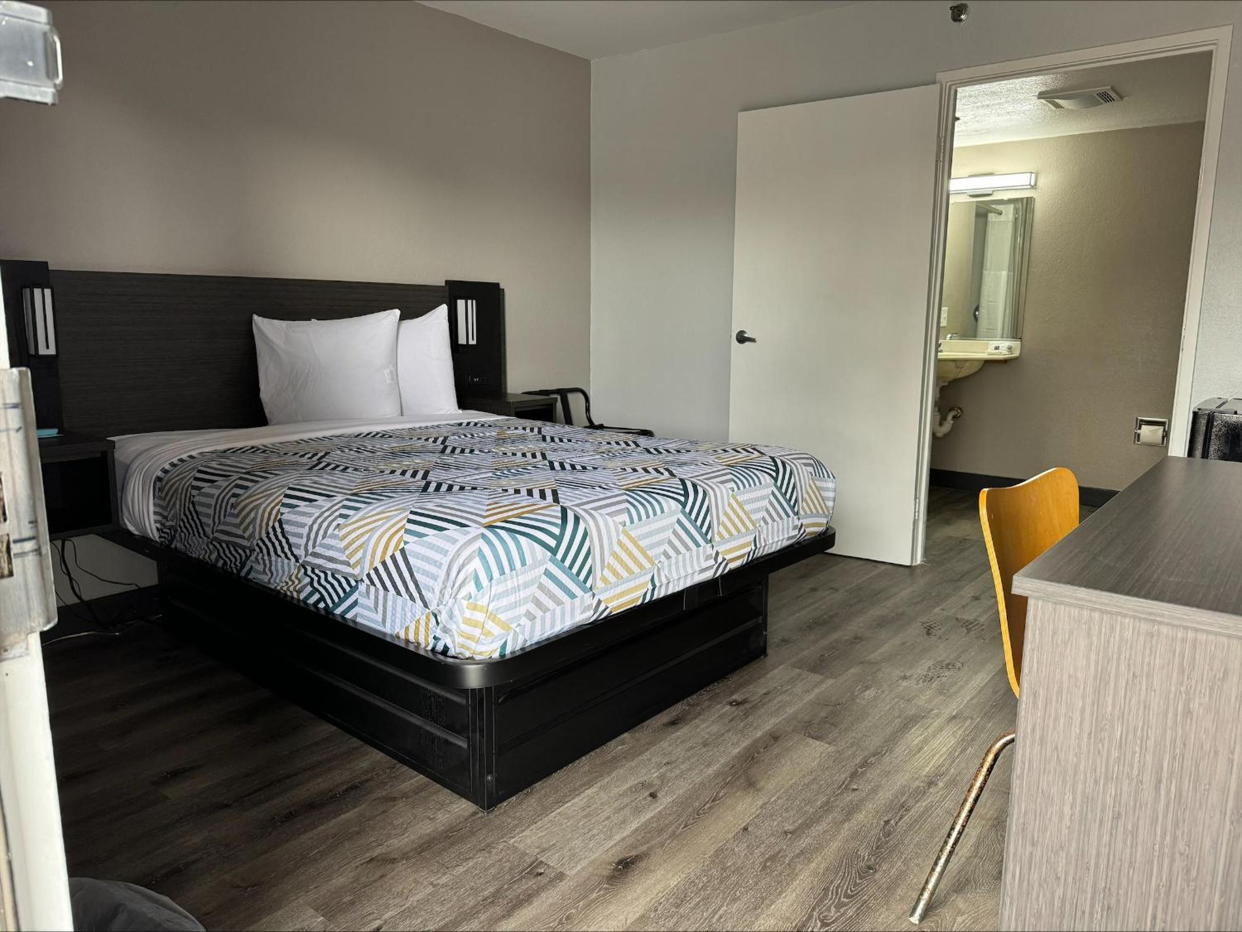 1 Queen Bed