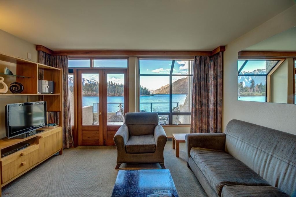 Lakefront Apartments and Lodges 31/49