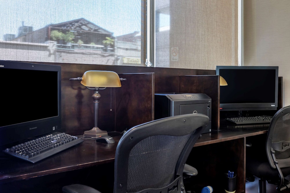 Comfort Suites Visalia - Convention Center 36/41