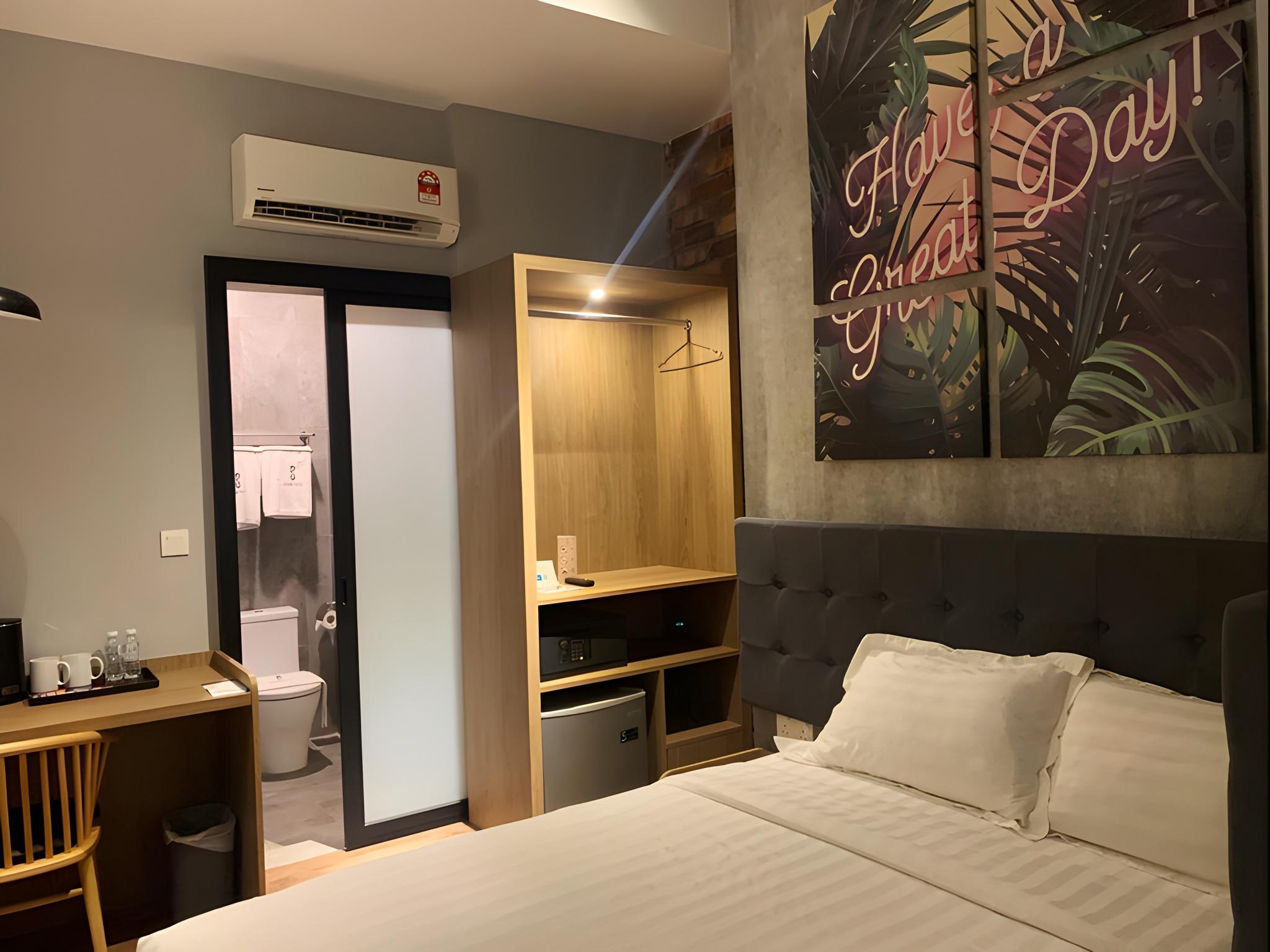 Standard, Queen Bed, No Window