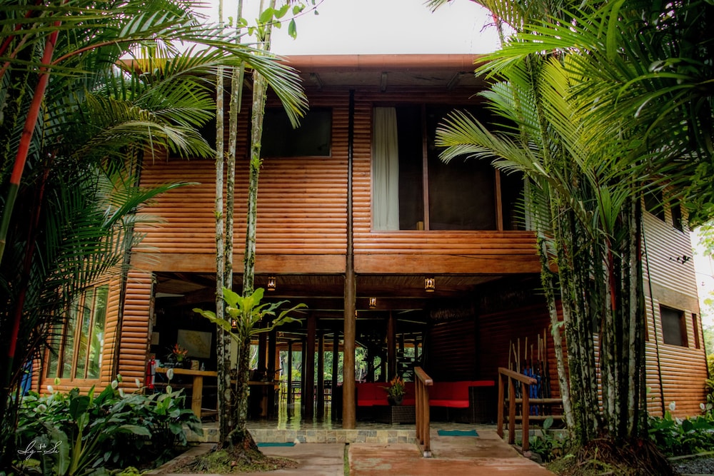 Macaw Lodge 2/64