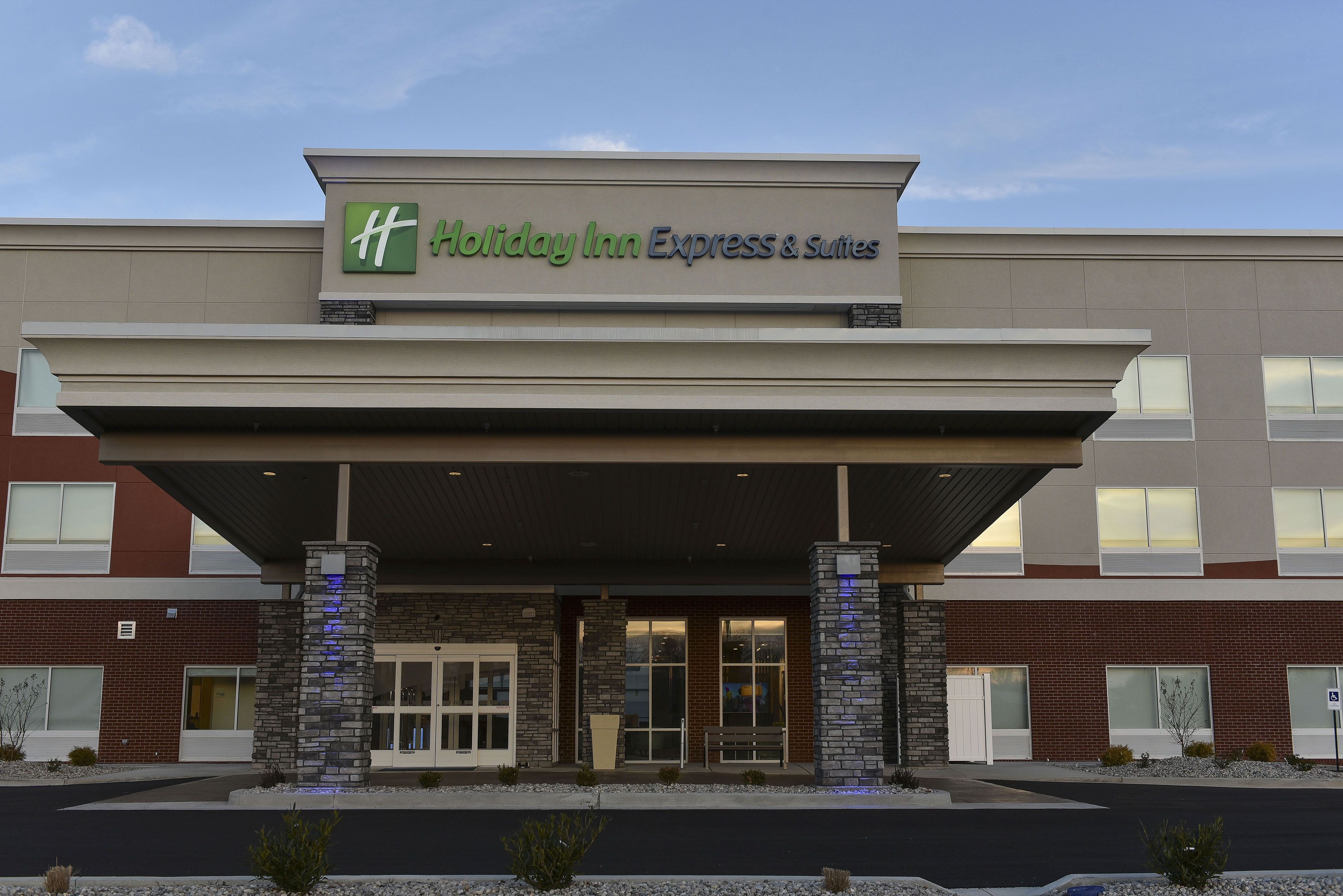Holiday Inn Express Suites Madisonville 1/30
