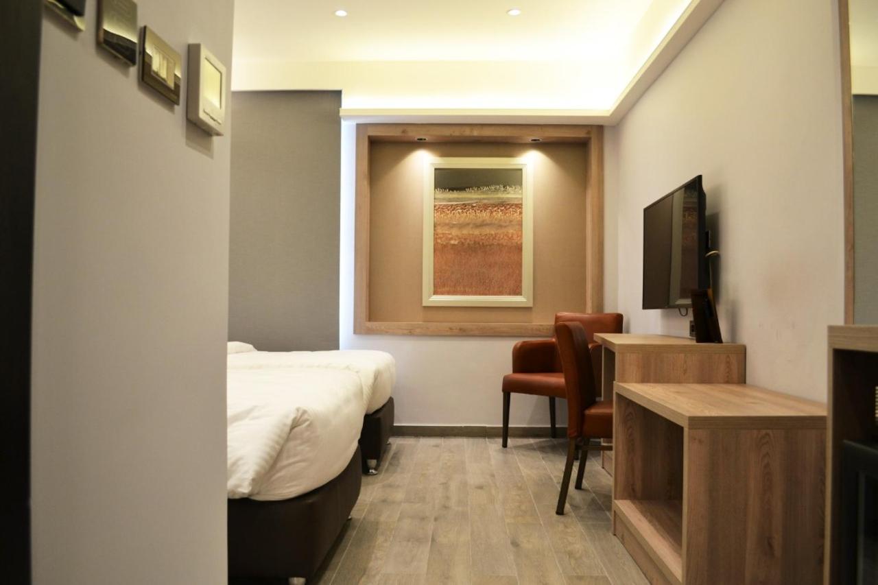 غرفة قياسية بسريرين منفصلين، Ambassador Hotel 6/8
