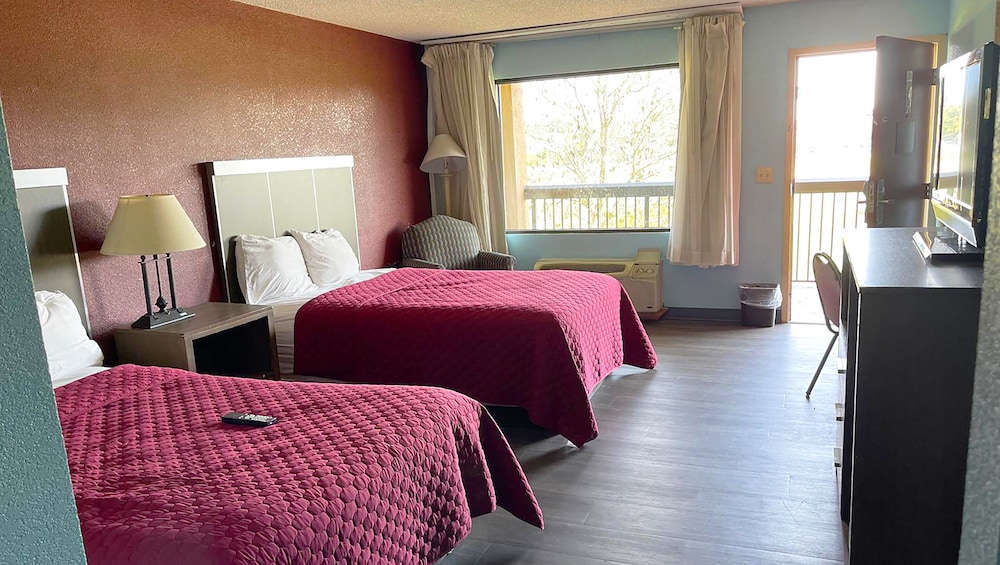 Mayfair Inn Williamston Hwy 64 18/50