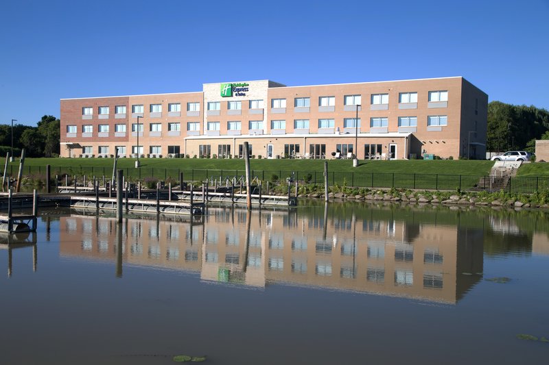 Holiday Inn Express Suites Port Huron 43/44