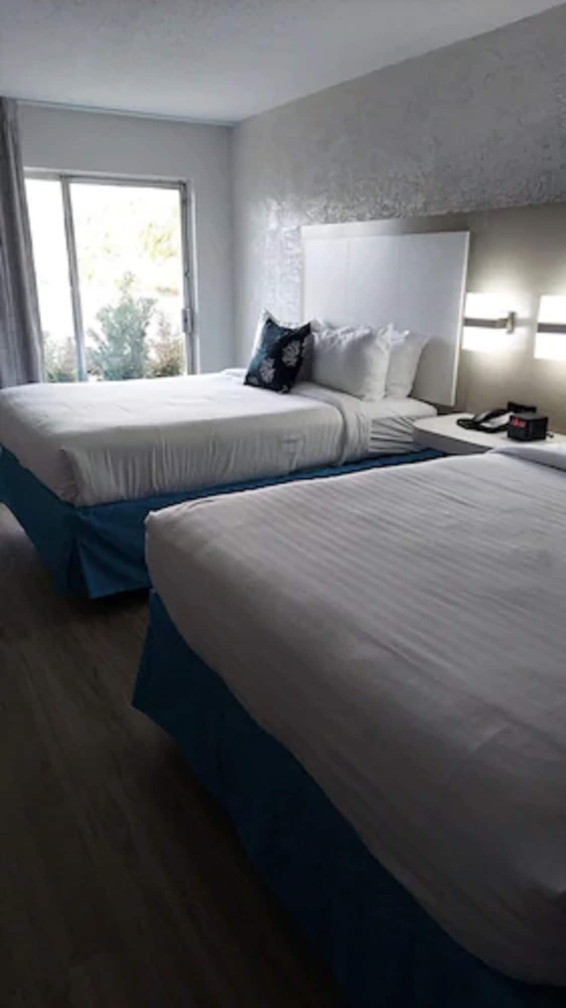 Standard, 2 Queen Beds, City View