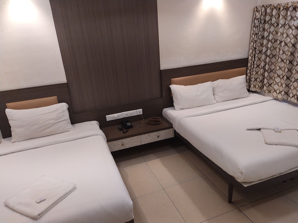 HOTEL SOWNTHARIYAM 8/30