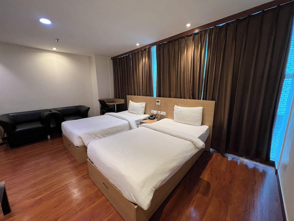 Hyphen Business Hotel 12/50