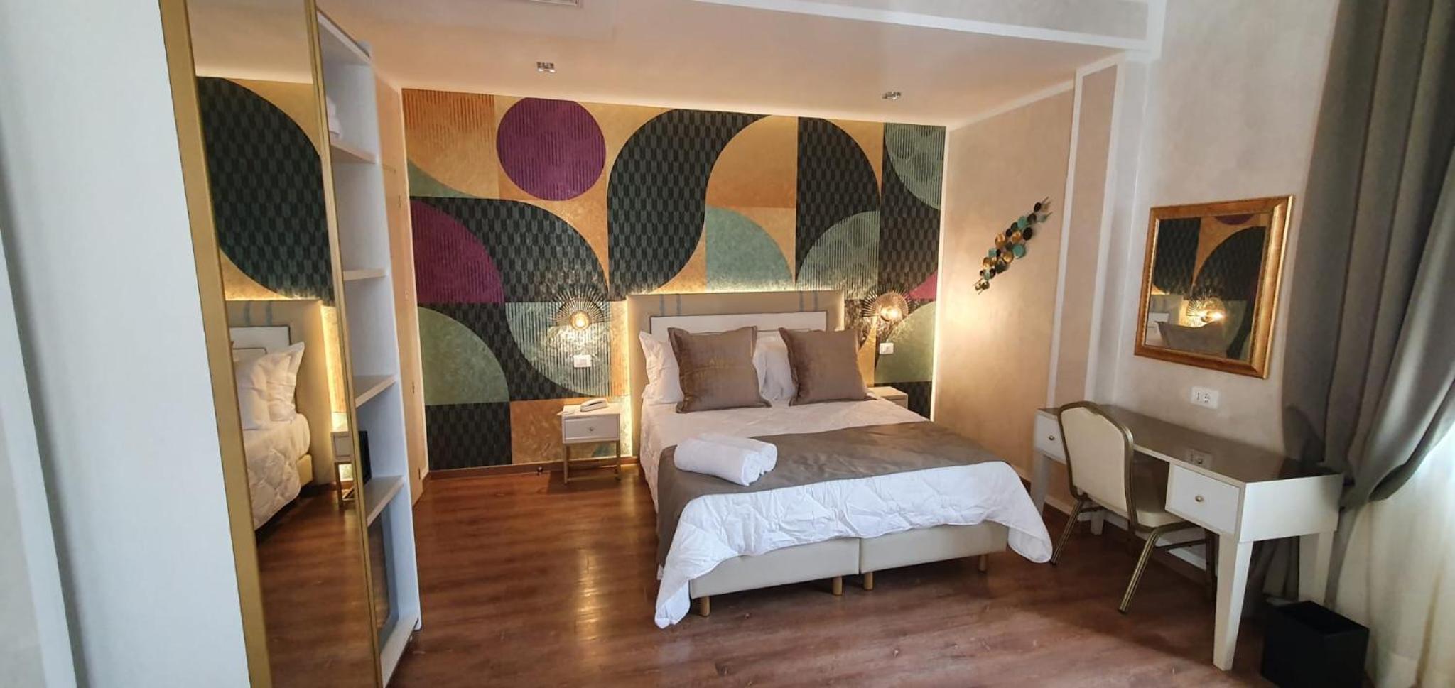 ROOM, DOUBLE OR TWIN BED