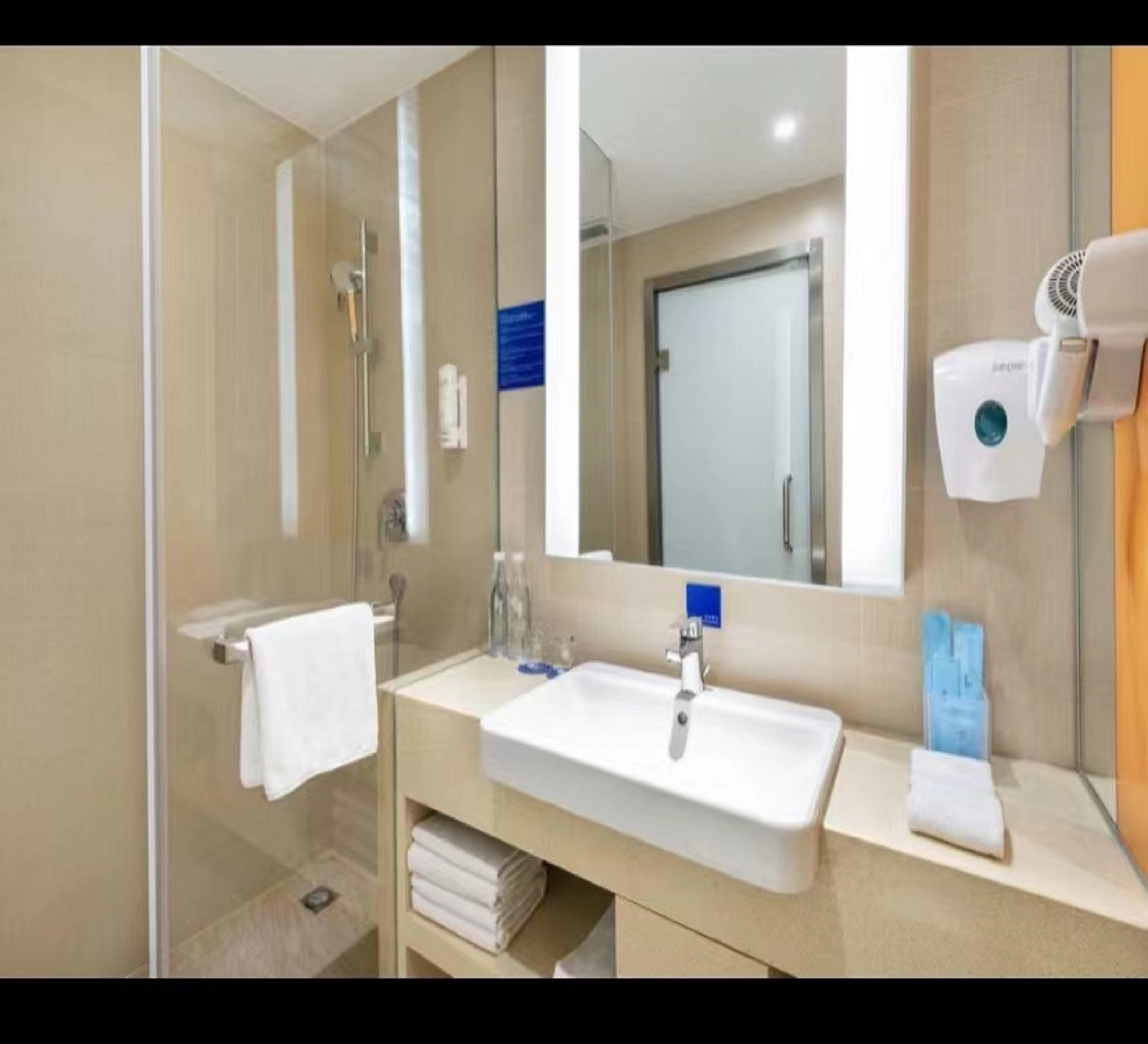 Holiday Inn Express Wuhan Optical Valley 61/63