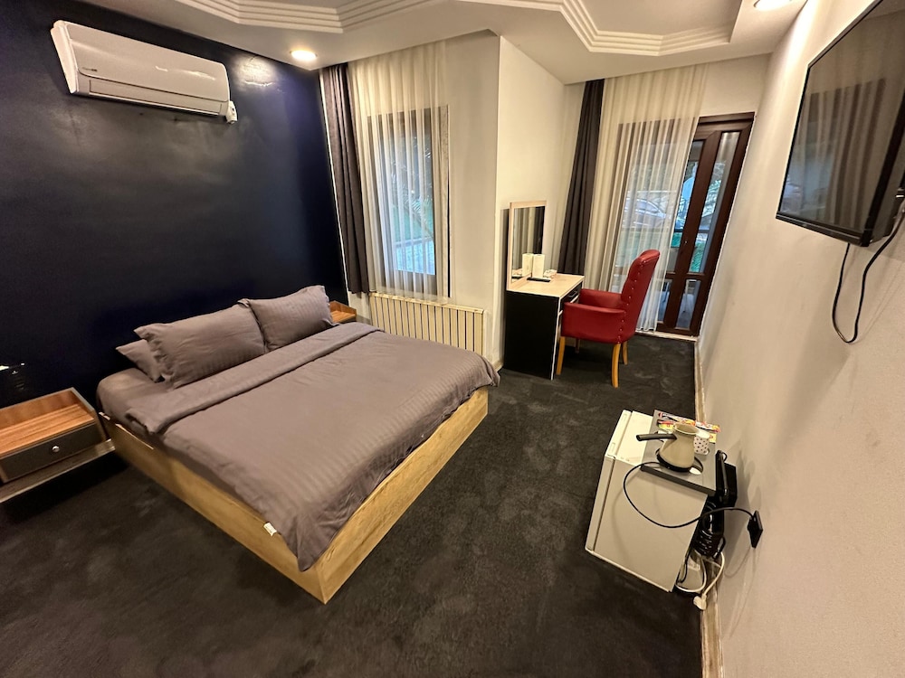 CITY, QUEEN BED, POOL VIEW