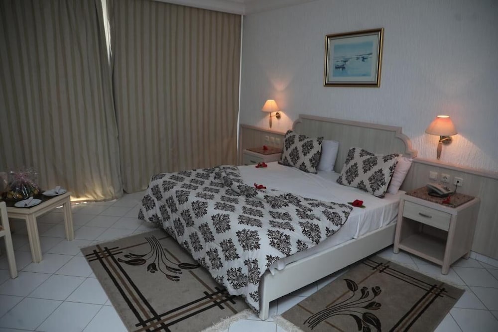 Hotel Royal Jinene 24/68