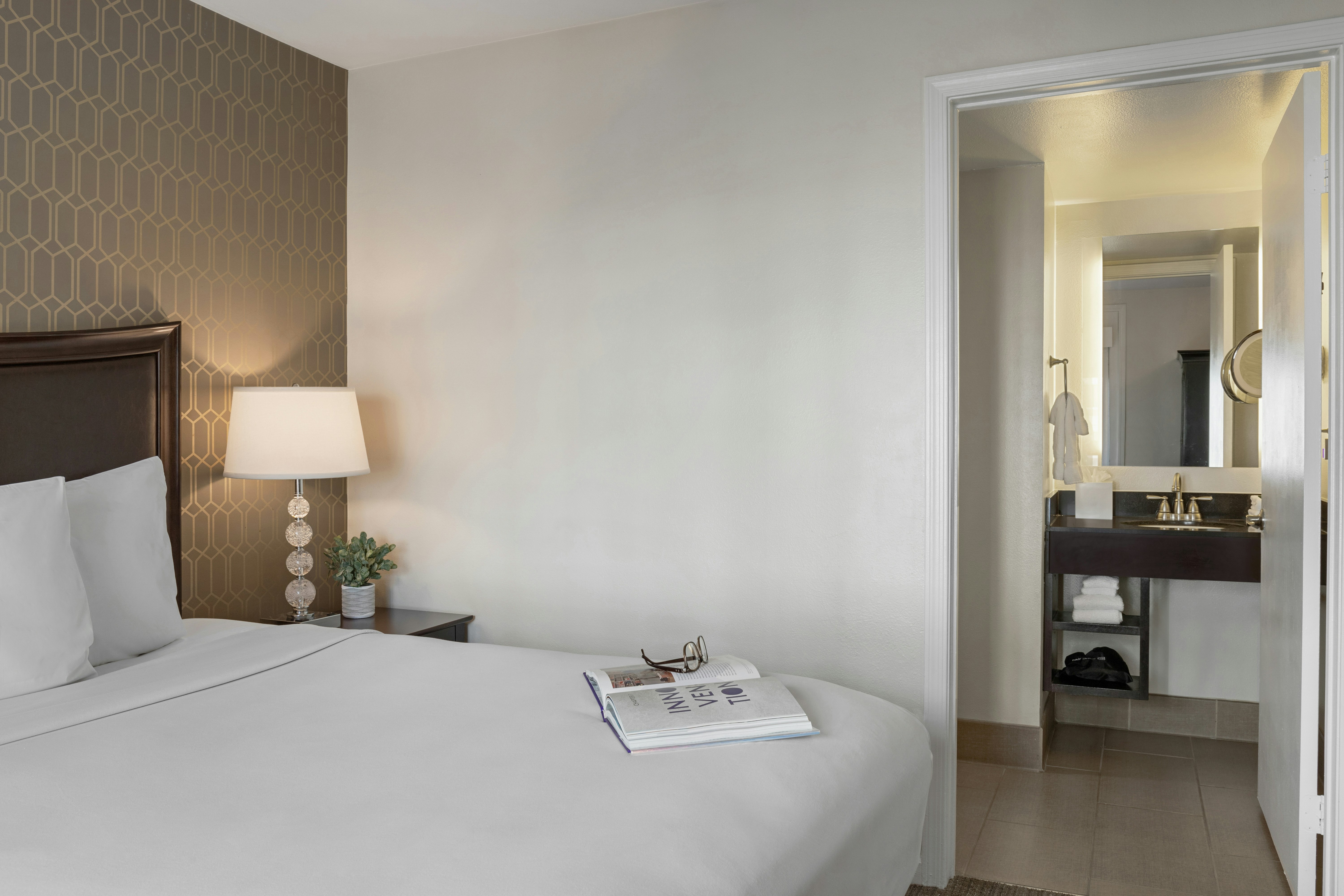 1 BEDROOM, SUITE, KING BED