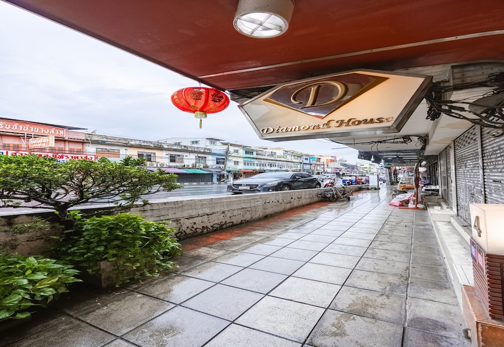 Collection O Diamond House Khaosan 12/66